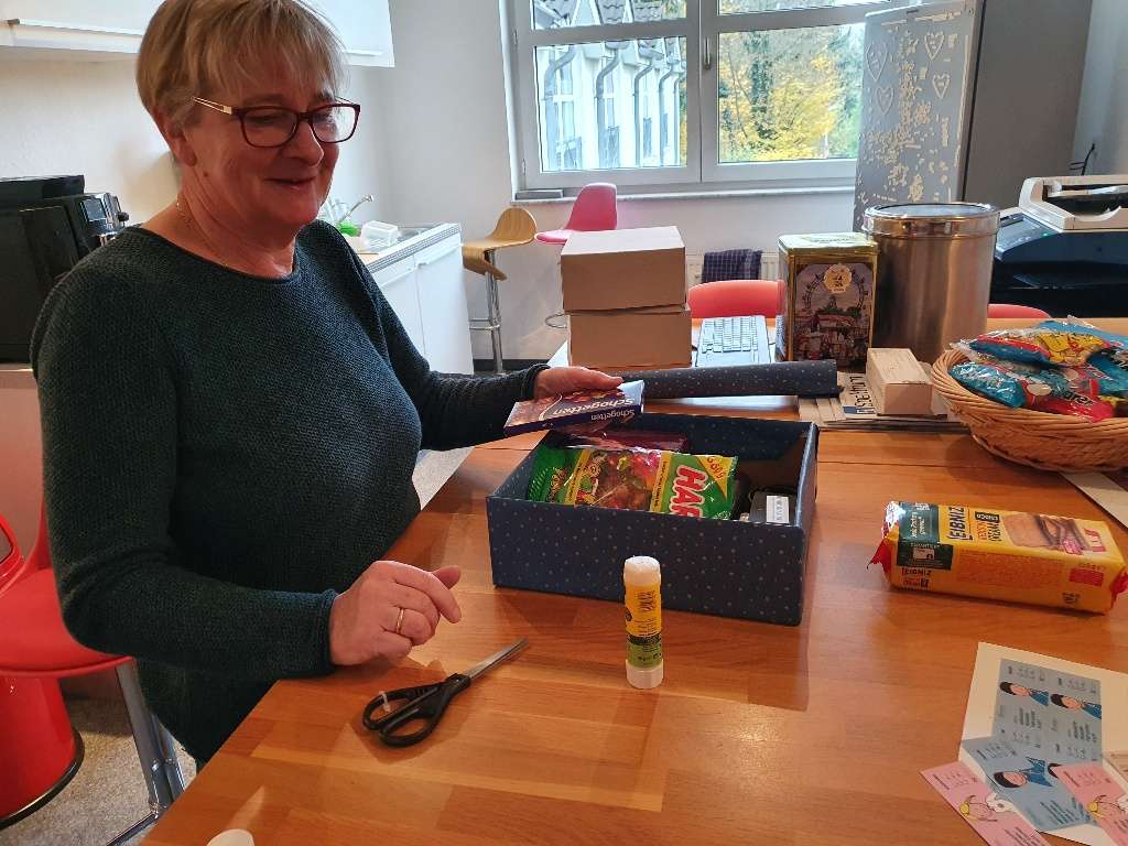 Claudia beim packen der Weihnachtspäckchen